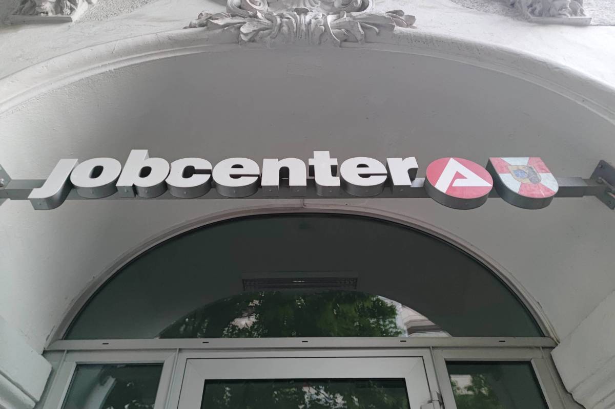 Am Eingang eines Gebäudes steht der Schriftzug 