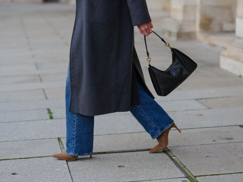 Frau trägt Jeans mit Stiefeln