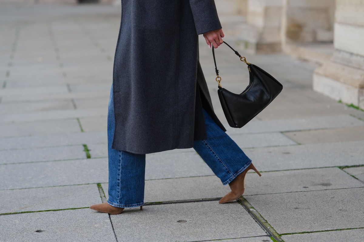 Frau trägt Jeans mit Stiefeln