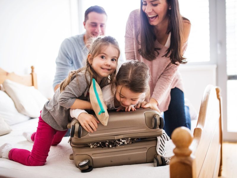 Familie packt Koffer