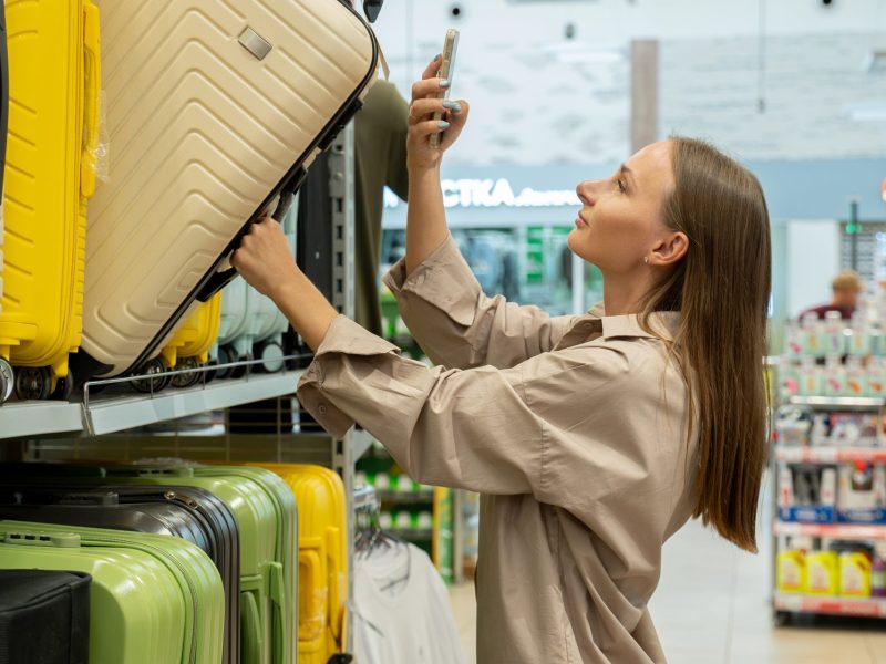 Frau sucht Koffer aus