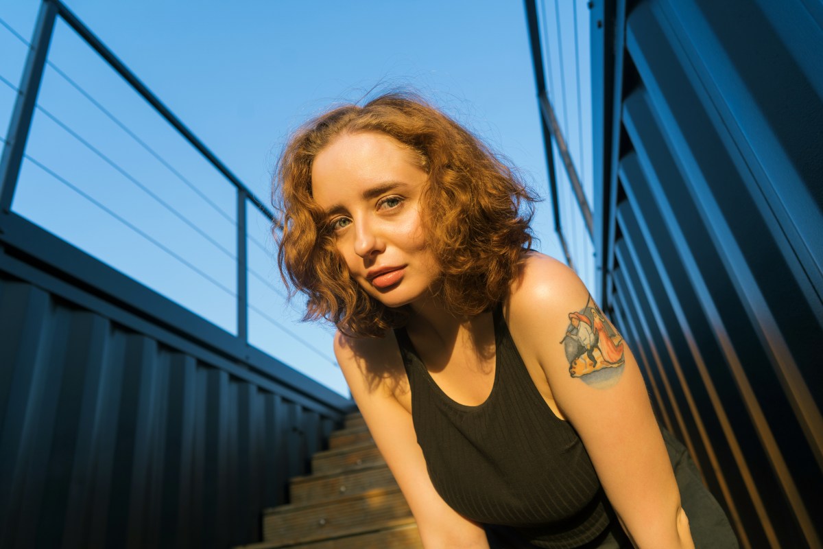 Schwächen Narzisst Frau mit Tattoo schaut in Kamera