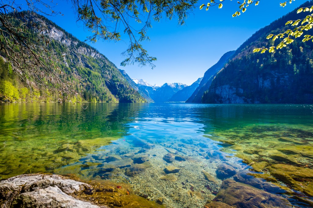 Der märchenhafte Königssee leuchtet in grün-blauen Farben.