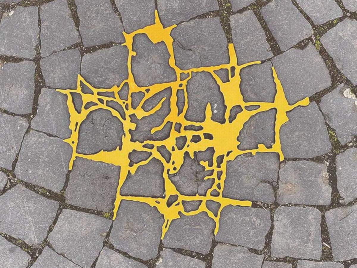 Kintsugi Art neu interpretiert: Leuchtend gelbe Straßenkunst