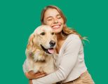 Frau umarmt golden Retriever
