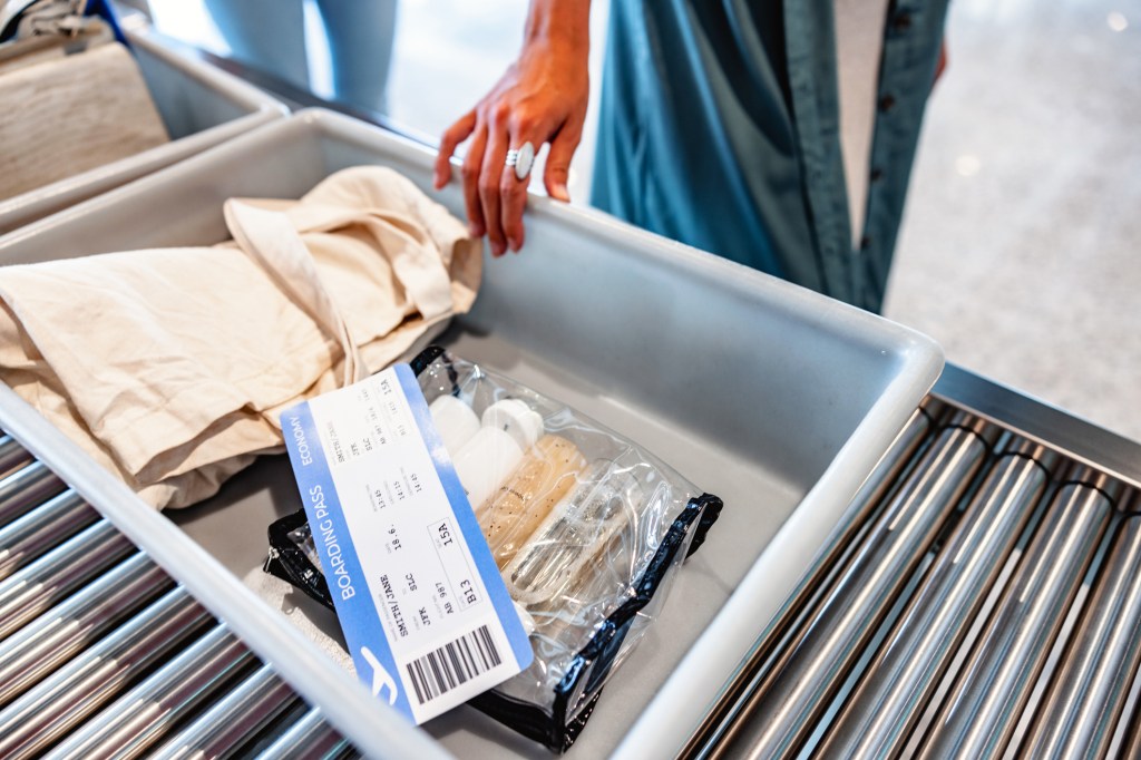  Zip-Beutel brauchst du nicht nur am Flughafen. Sie erleichtern auch den Transport von kleinen Gegenständen und Schmuck beim Backpacking.