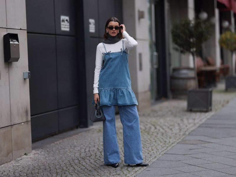 Frau trägt Rock über Hose