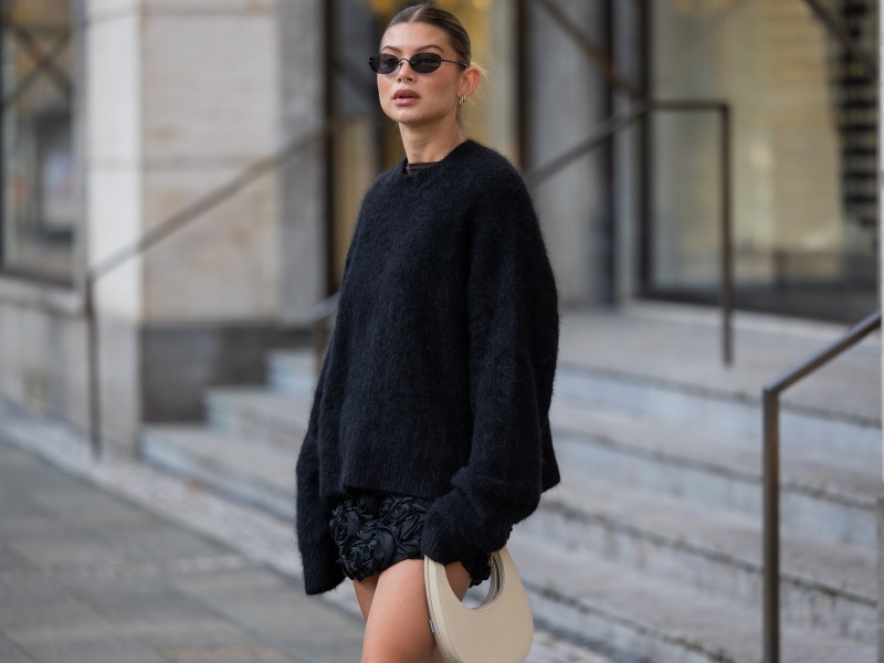 Sophia Geiss trägt schwarzen Pullover