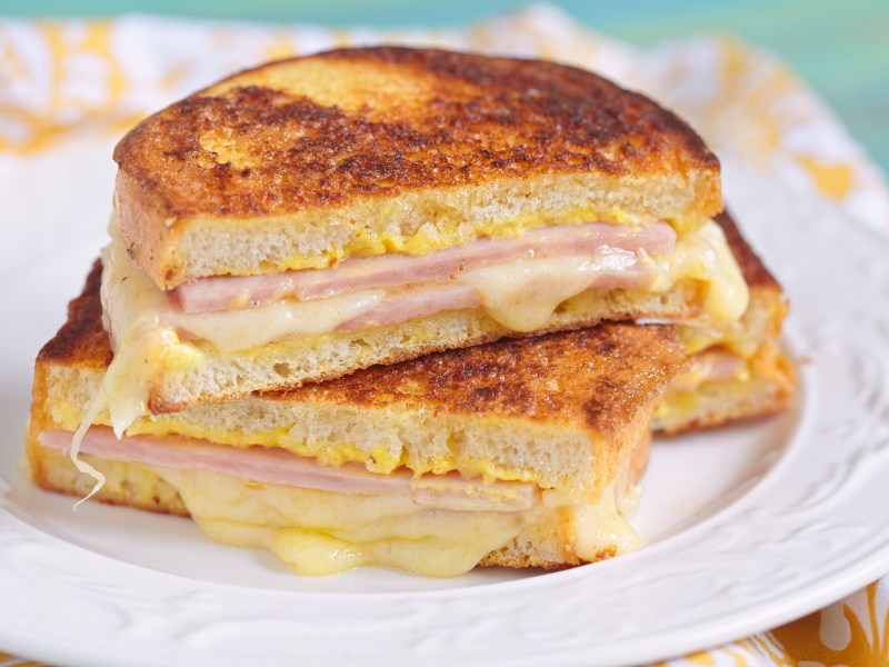 Zwei übereinander liegende Monte Christo Sandwiches