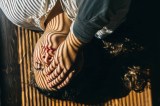Eine Frau ist erschöpft und hält sich ihre Hand vors Auge.