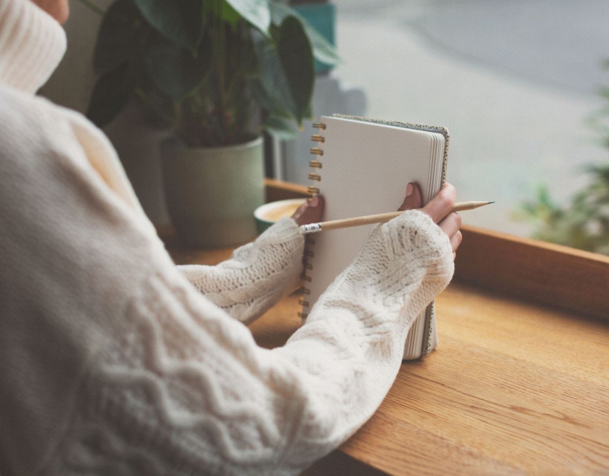 Frau hÃ¤lt Ta-Da-Liste Notizblock in der Hand