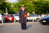 Frau mit Trenchcoat
