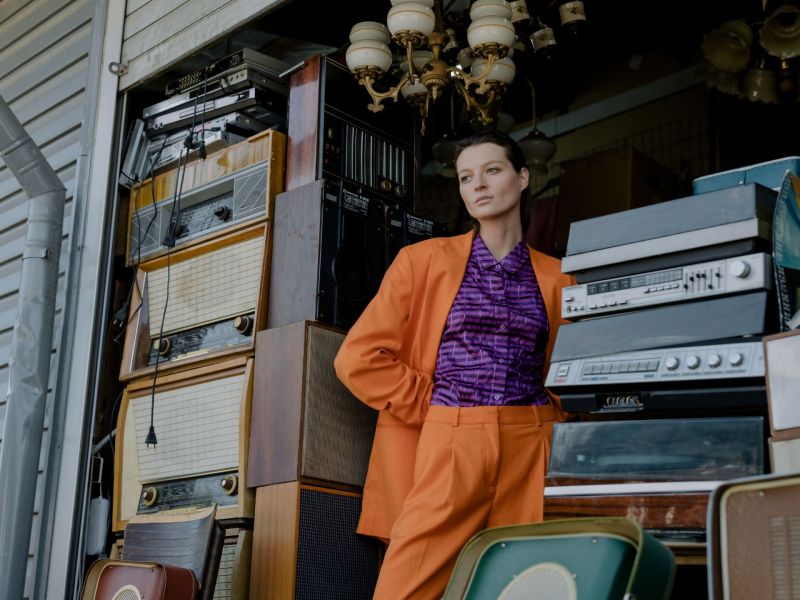 Frau mit Vintage-MÃ¶beln