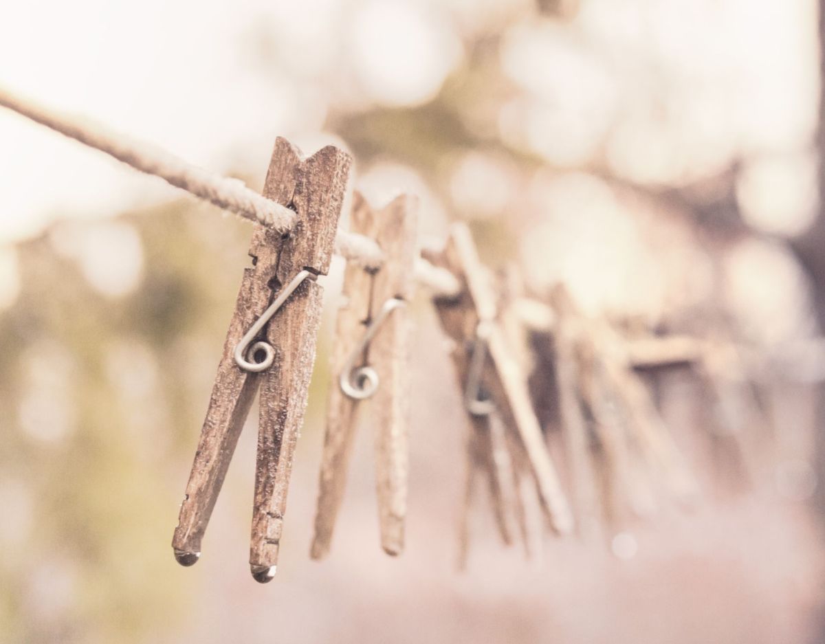 Wäscheklammern aus Holz: Weihnachtstsern basteln - DIY Idee