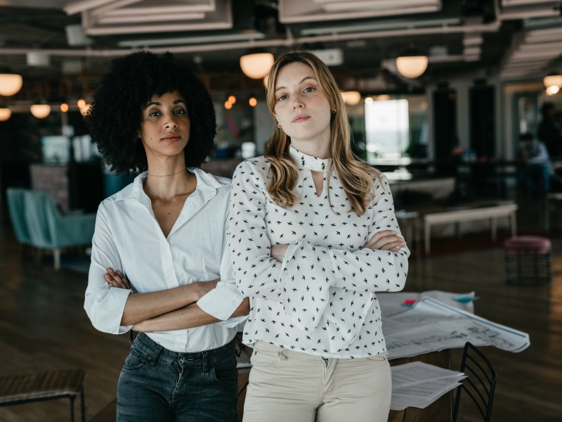 Porträt zweier junger erwachsener Frauen in ihrem modernen Büro.