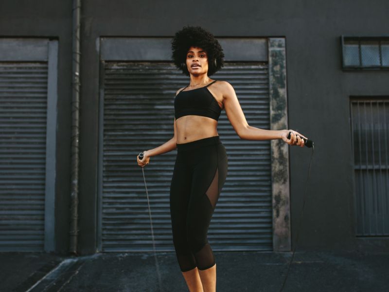 Frau Seilspringen Fitness Aufwärmübungen