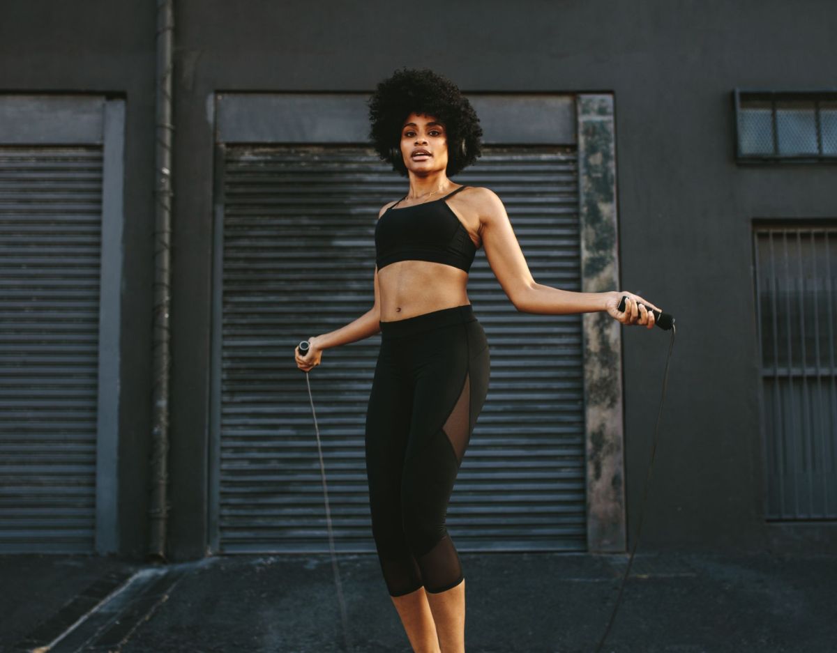 Frau Seilspringen Fitness Aufwärmübungen