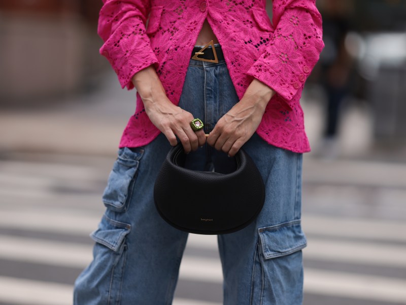 Frau trägt Jeans Cargohose