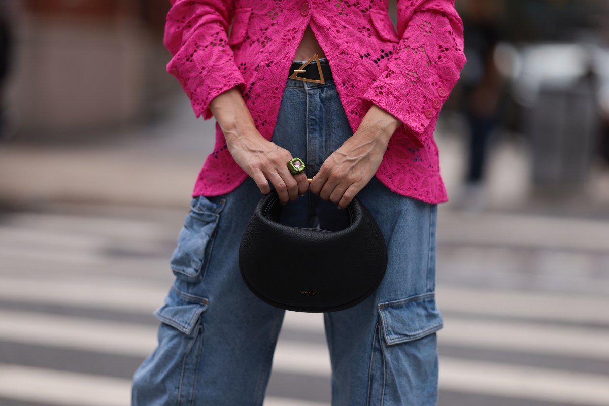 Frau trägt Jeans Cargohose