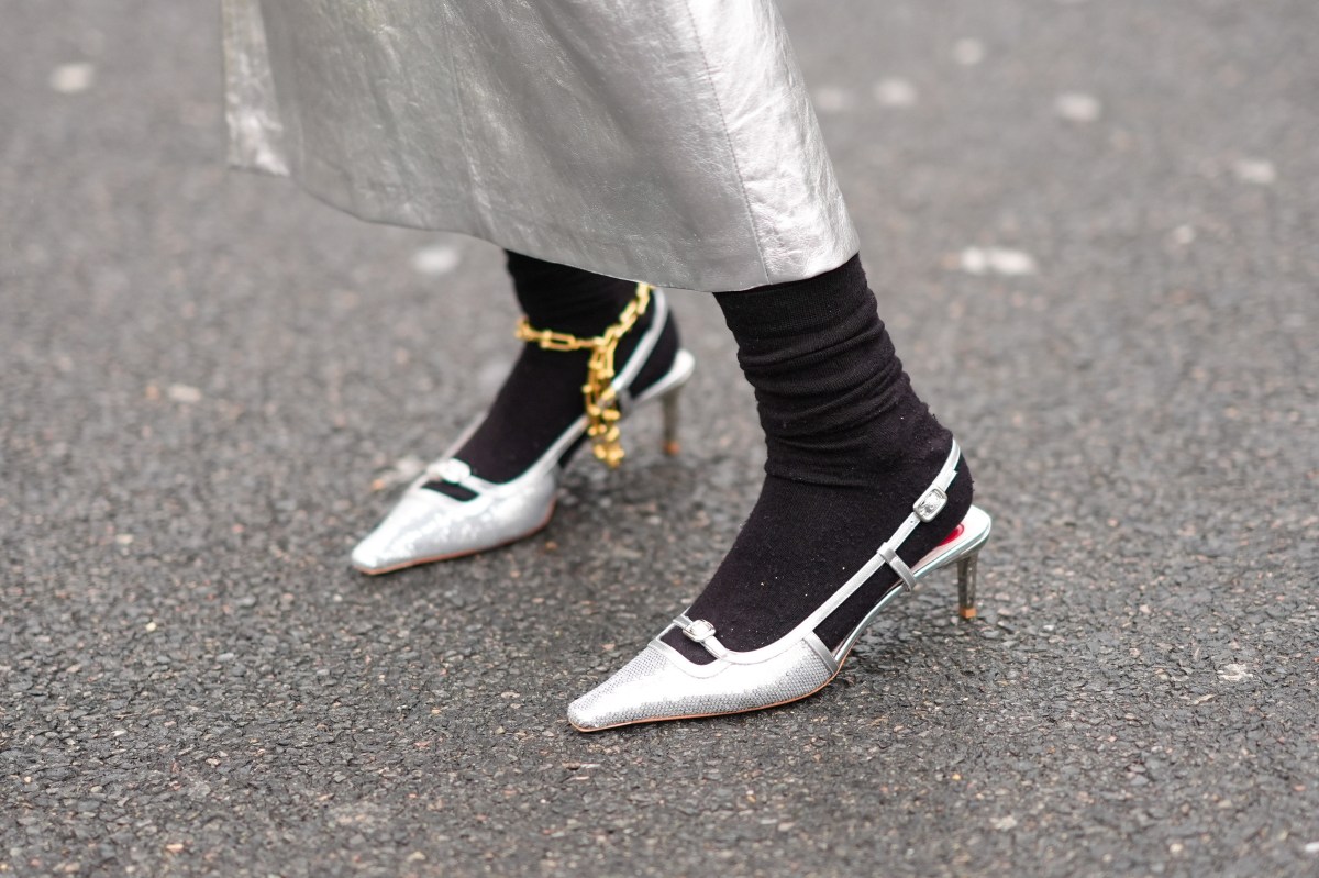 Frau trägt silberne Slingbacks