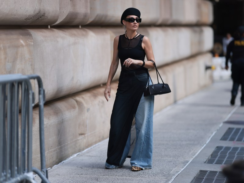 Frau trägt ihre Jeans elegant mit coolem Top.