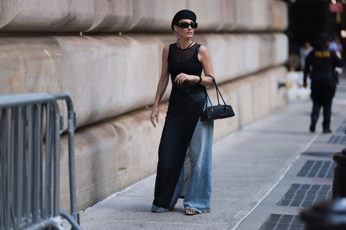 Frau trägt ihre Jeans elegant mit coolem Top.