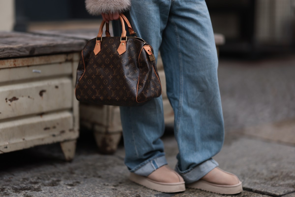 Frau trägt Uggs