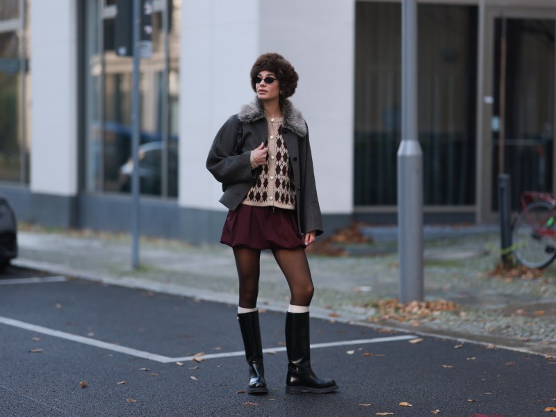 Frau trägt Rock mit flachen Boots
