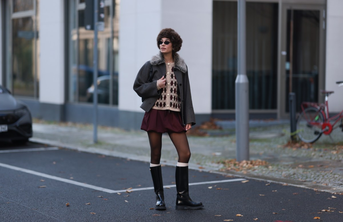 Frau trägt Rock mit flachen Boots