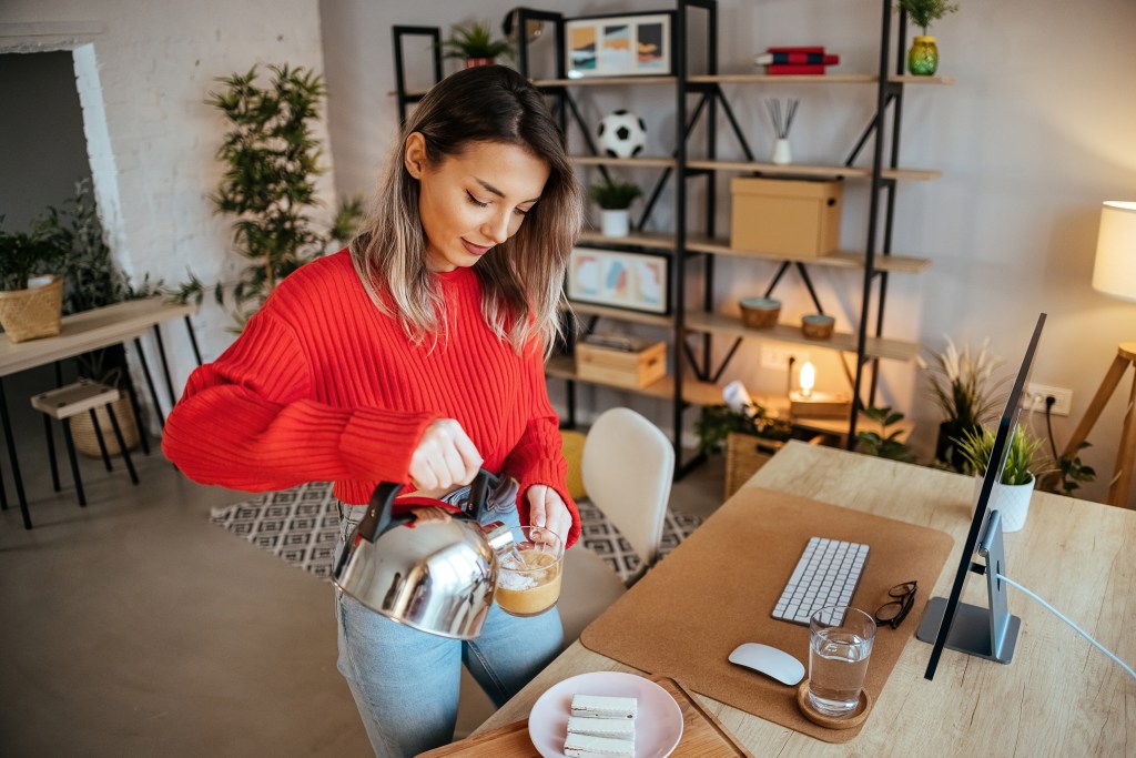 Frau macht eine Kaffeepause im Homeoffice.