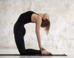 Frau Yoga Periode Unterleibskrämpfe