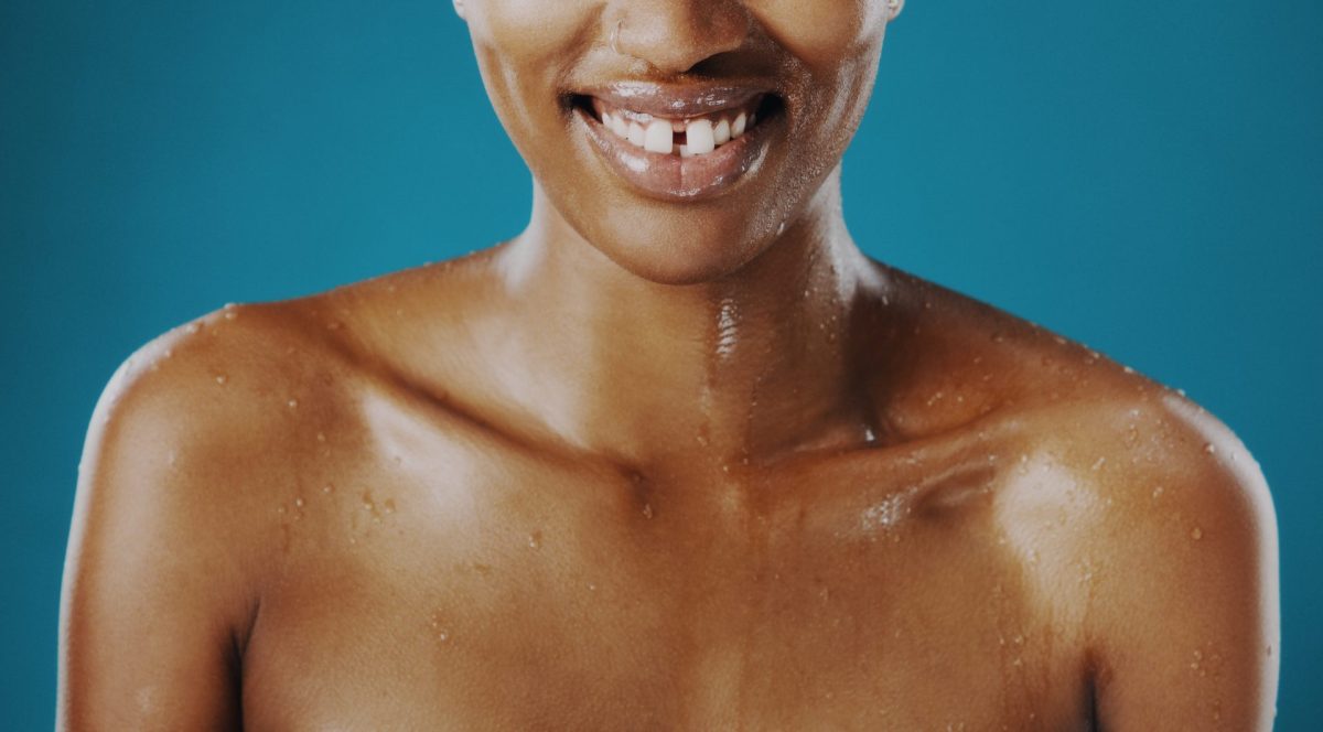 Frau mit nasser Haut: Skincare Basics: 10 unter 10 € – Ultimative Hautpflege-Helfer von Leon alias xskincare
