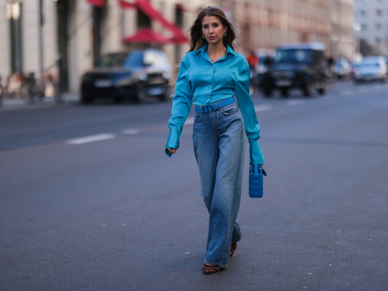 Frau trägt Girlfriend Jeans