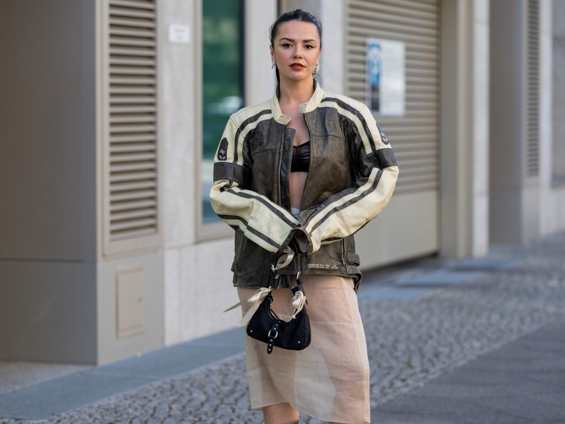 Frau trägt den Biker Boho Look