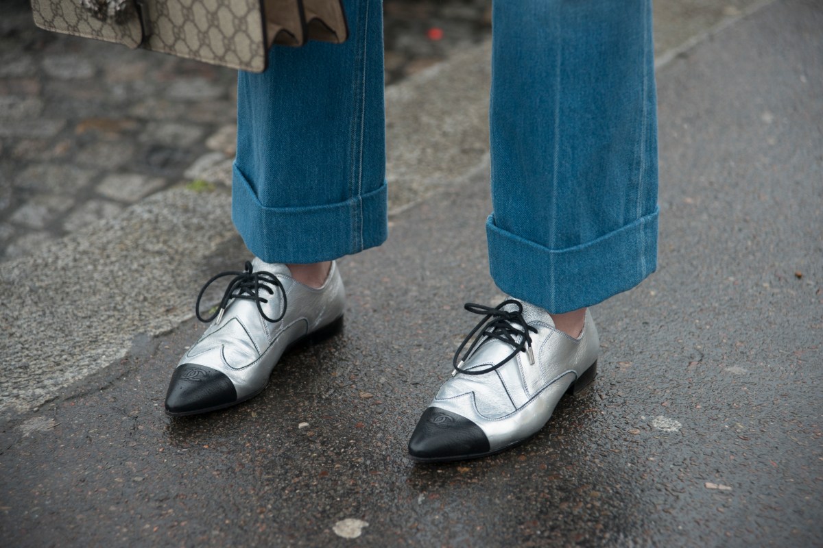 Frau trägt Chanel Brogues