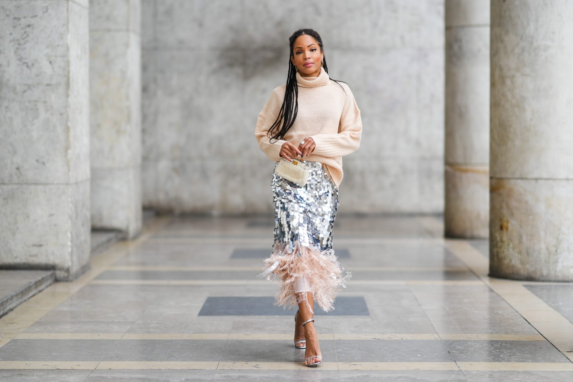 Strickpullover-kombinieren-So-schimmerst-du-in-der-grauen-Jahreszeit
