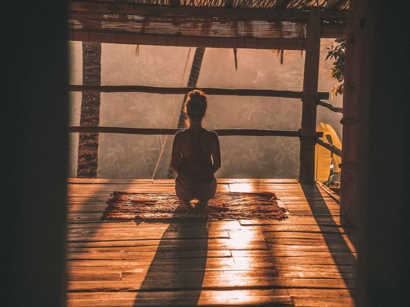 Frau Meditation Ritual innere Ruhe
