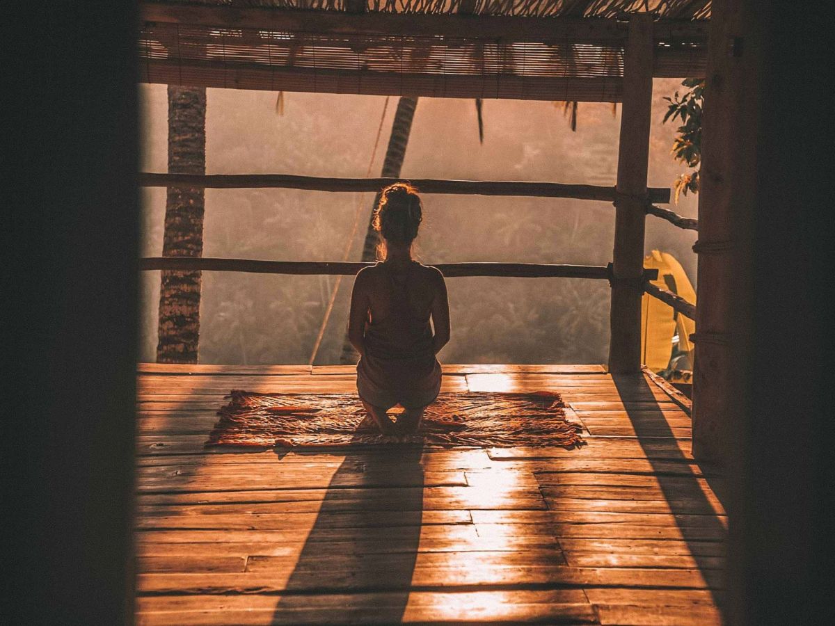 Frau Meditation Ritual innere Ruhe