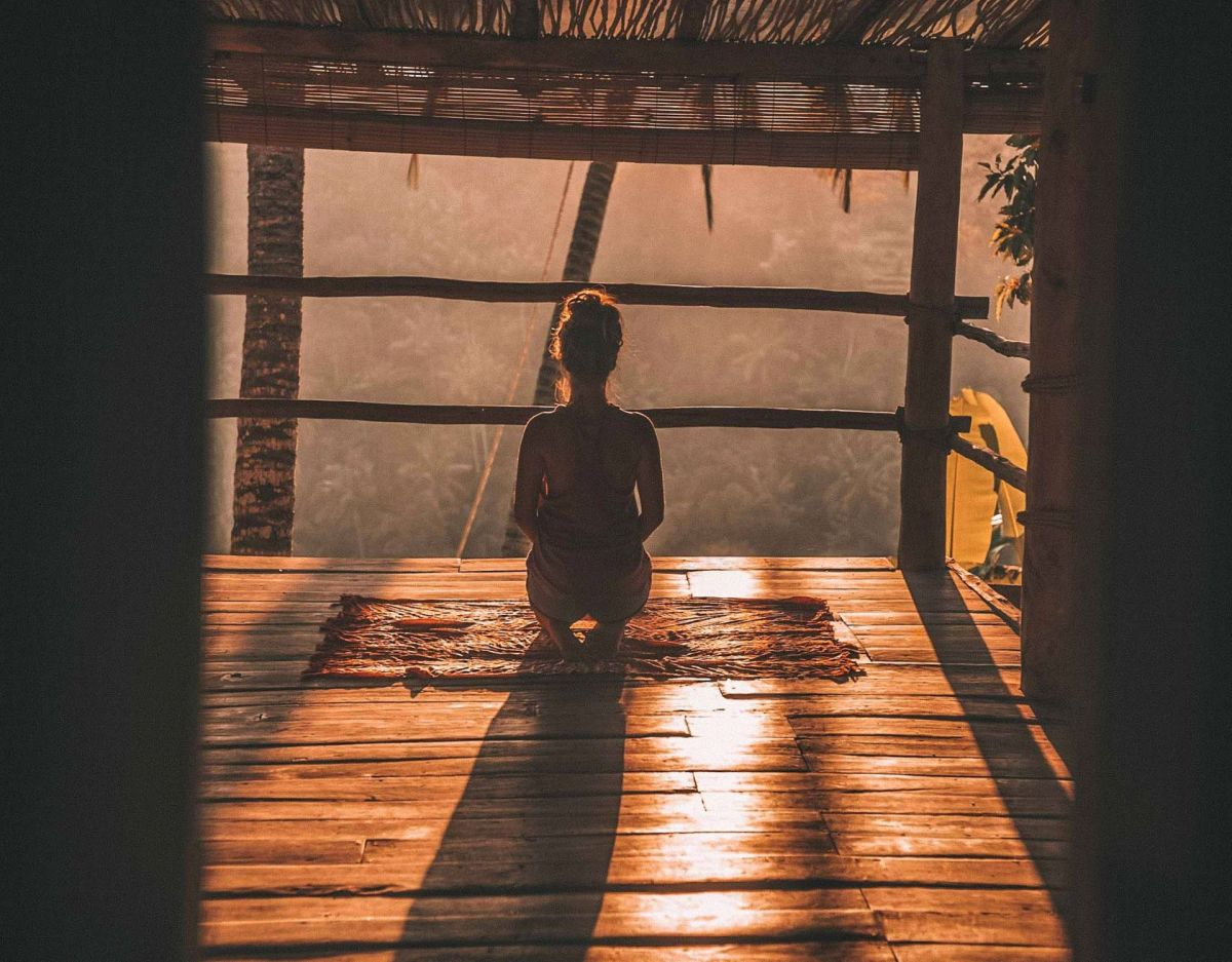 Frau Meditation Ritual innere Ruhe