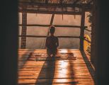 Frau Meditation Ritual innere Ruhe