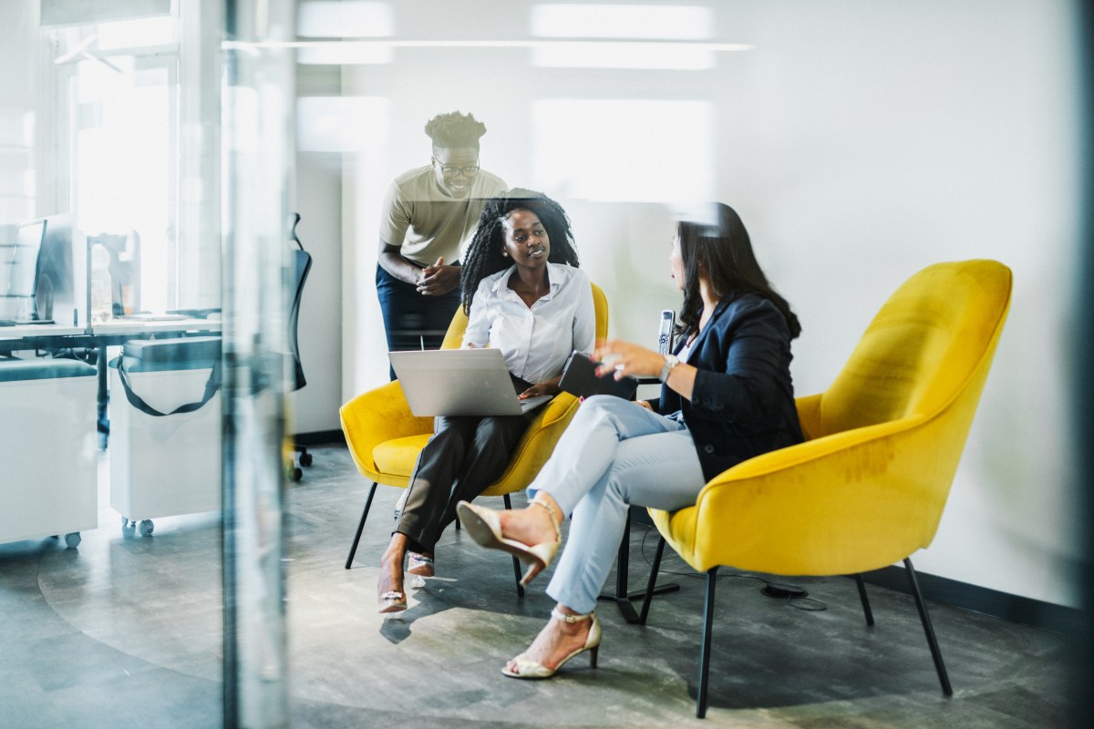 Zwei Frauen unterhalten sich im BÃ¼ro.