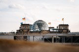 Blick auf die Glaskuppel auf dem Reichstag in Berlin.