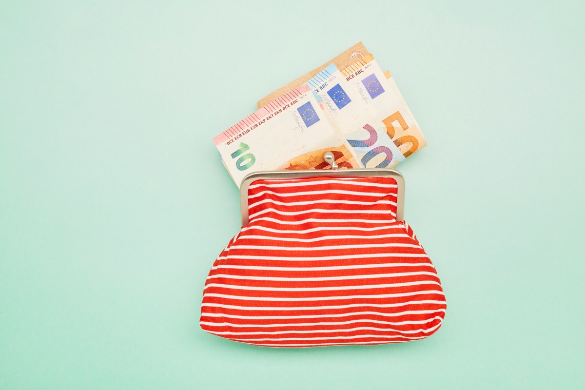 Brieftasche und Euro-Banknoten auf türkisfarbenem Hintergrund
