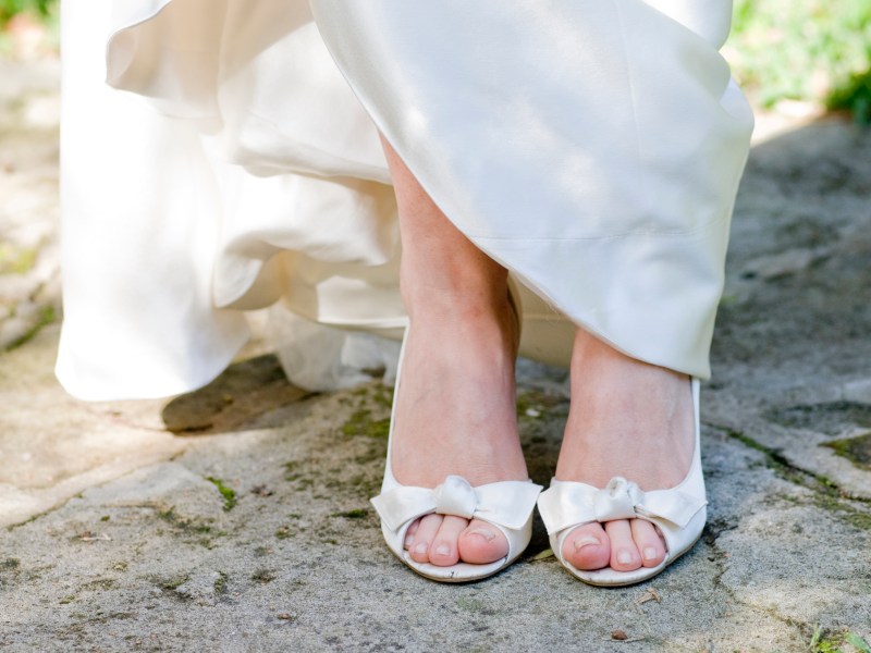 Frau trägt Brautschuhe