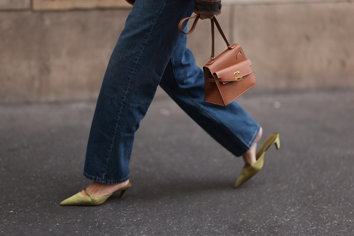 Frau geht in Jeans über Straße