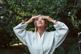 Ältere Frau macht ihre Skincare Routine
