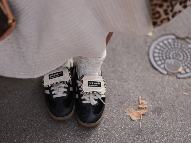 Frau trägt Adidas Schuhe