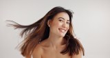 Frau zeigt ihre schönen Haare