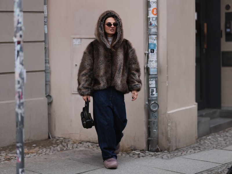 Frau trägt dunkle Denim Hose