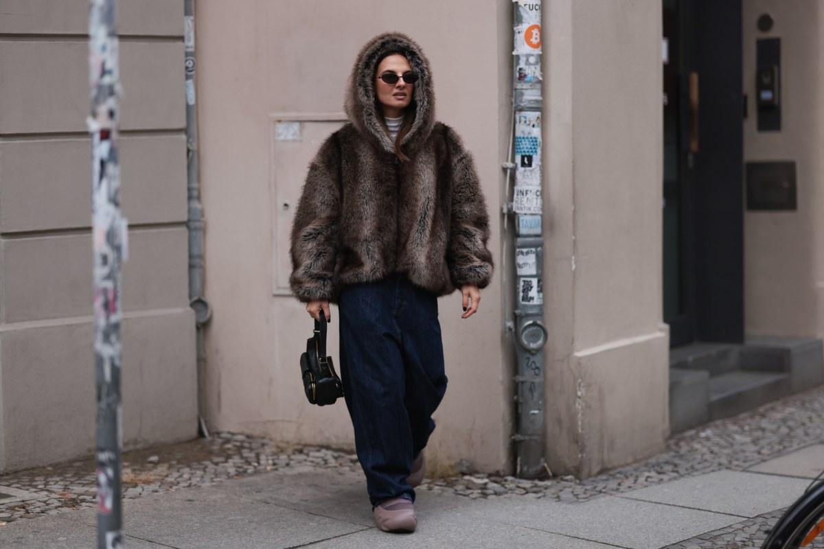 Frau trägt dunkle Denim Hose